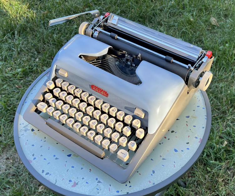語タイプライター 動作確認済  Futura 800 Royal Futura 800 — Detroit Type Works